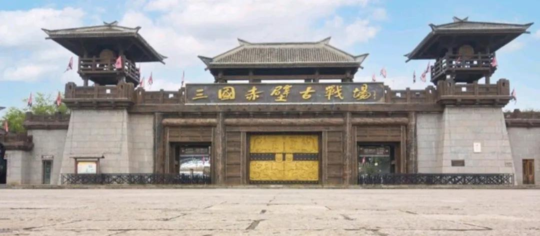 曹操赤壁之战，被火烧连船
刘备夷陵之战，被火烧连营
曹操竟然不用陆军用水师，
刘