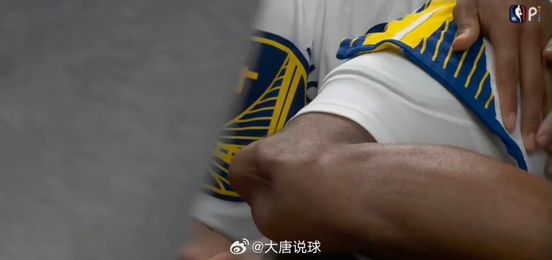 穆迪膝盖变形医学专家透露，穆迪可能存在髌腱断裂、髌骨脱位或膝关节完全脱位的严重伤