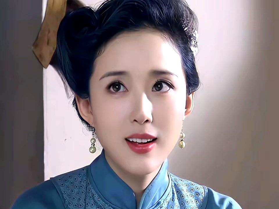 颜丹晨：美是真的美，就是不知道为什么没多拍点作品。

她的颜值确实是老天爷赏饭吃