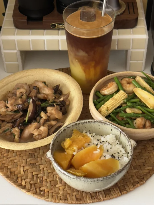 今日午餐｜香菇滑鸡&芦笋玉米笋炒虾仁🥢