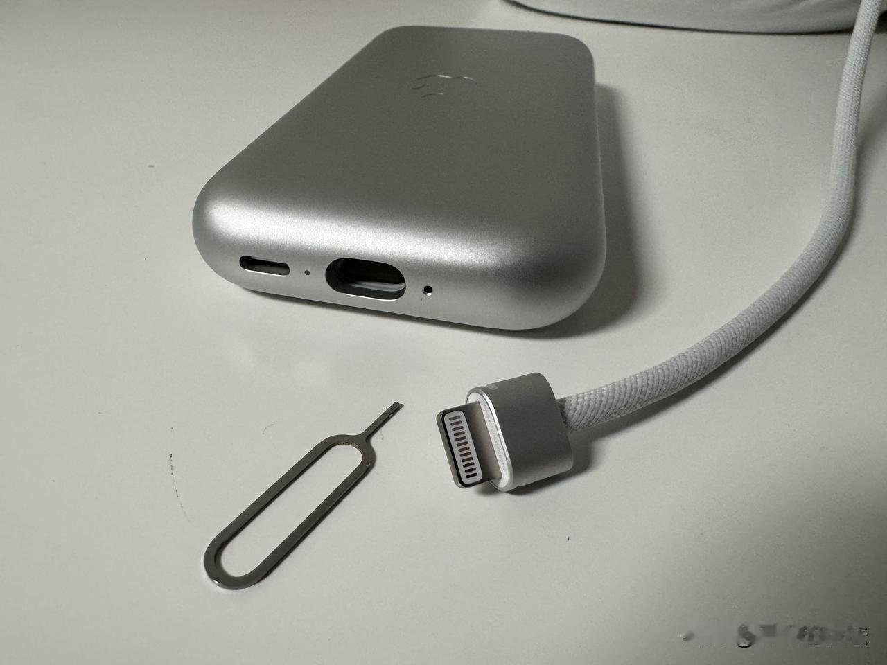 根据科技记者Ray Wong的爆料，Apple Vision Pro外接电池的线