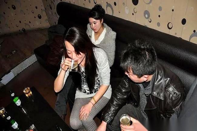 把人打到十级伤残，肋骨断了好几根，回头跟法官说，我这是“正当防卫”。
我真佩服这