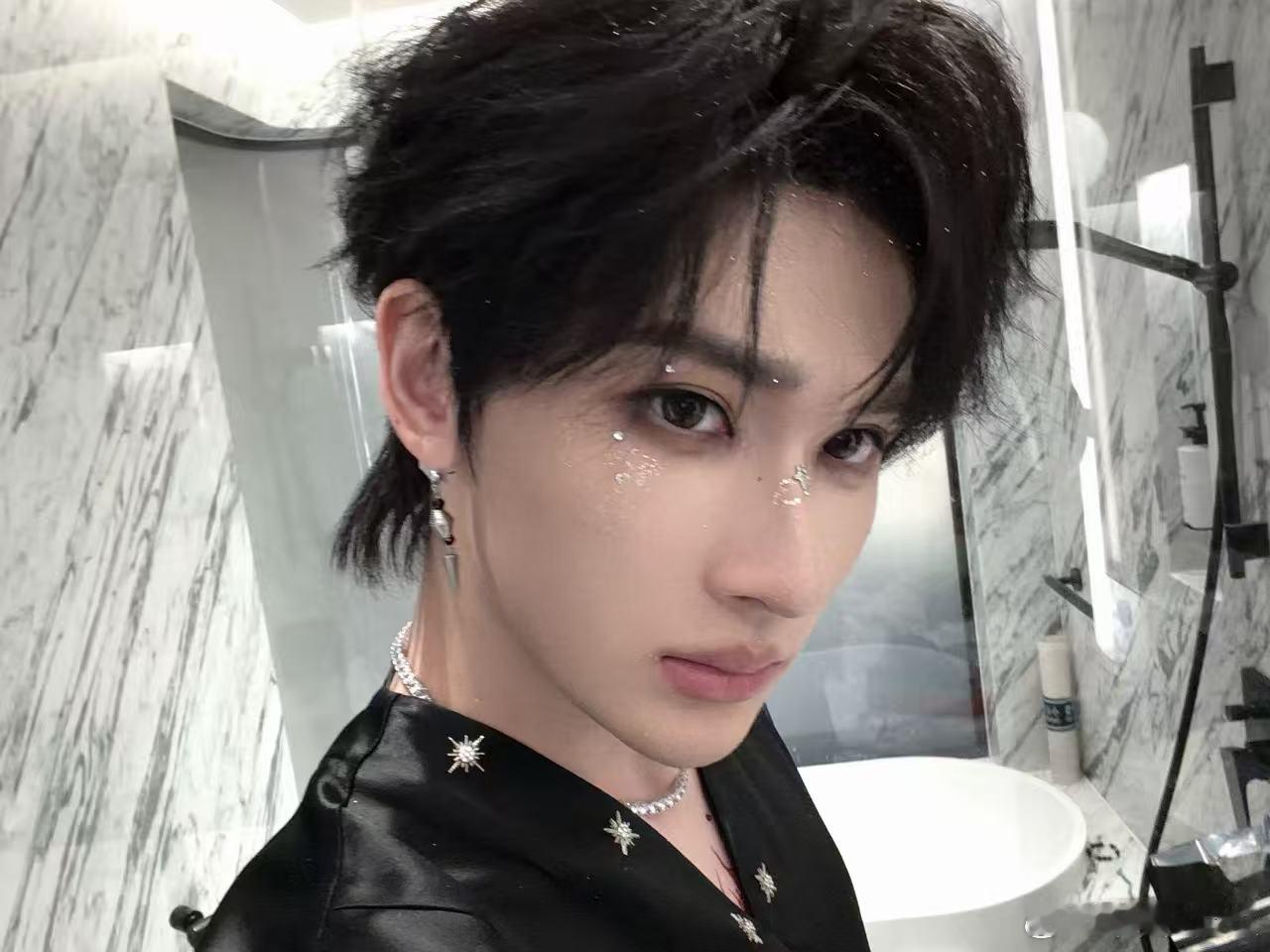 余宇涵换头像 刷到余宇涵换头像的动态，新头像库里大哥既视感太强，篮球粉狂喜，这波