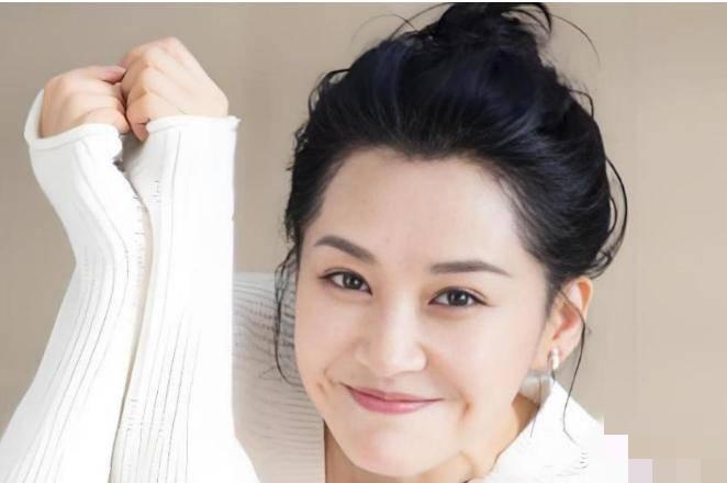 出身优渥，自带娇憨、爱撒娇的气质演员，今年57岁了，至今未婚，皮肤依然保持的相当