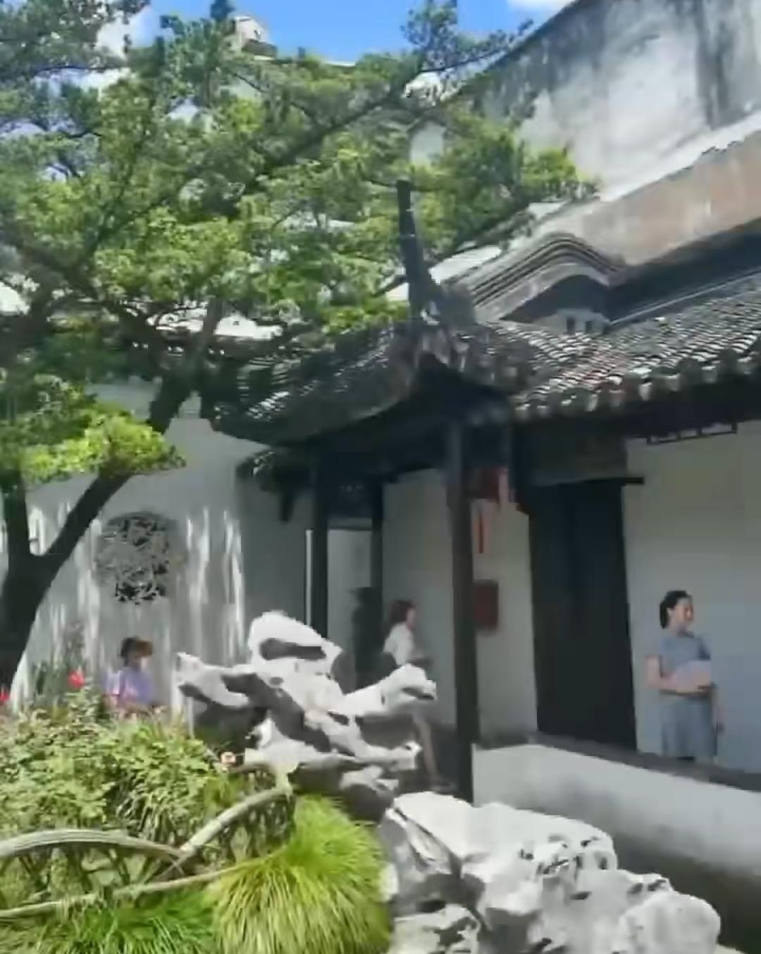 分享一张随手拍照片苏州园林狮子林，始建于元代至正二年（1342年），是中国古典私