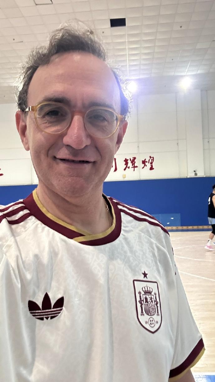 辽宁男篮主教练乌戈洛佩斯作为一个西班牙人，凌晨三点起来看世界杯西班牙和阿根廷的决