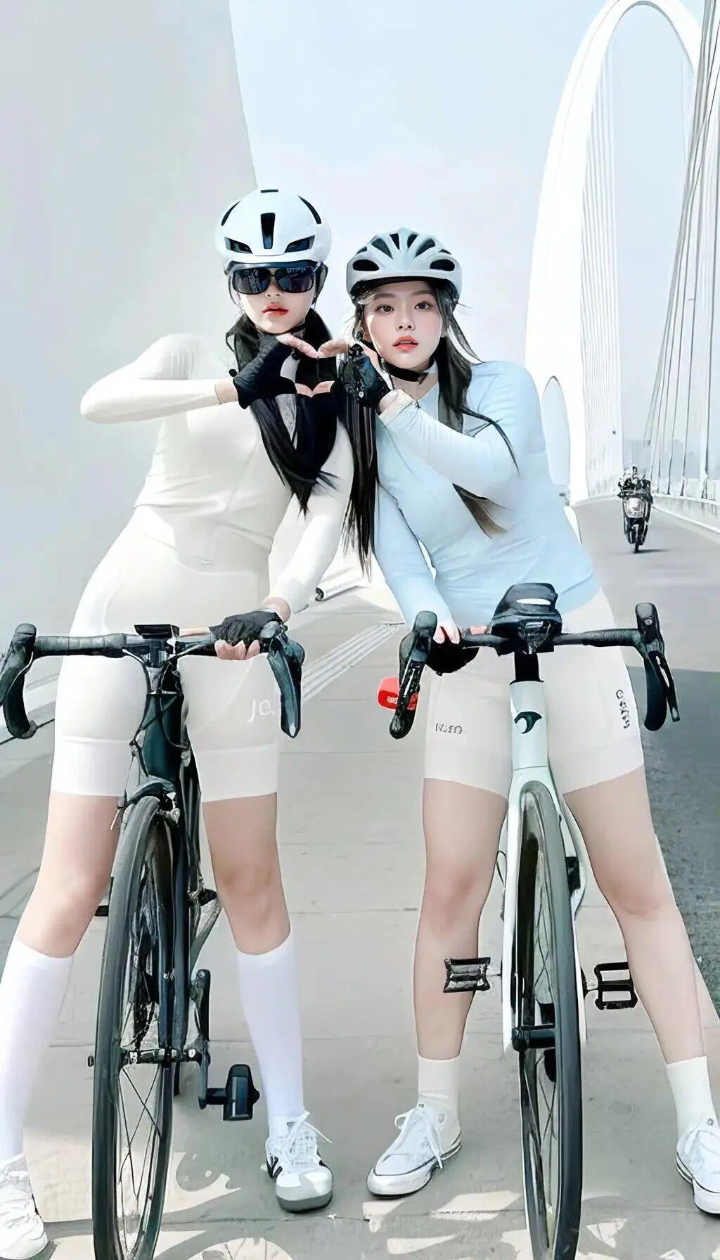 姐妹骑行打卡，那画面青春活力感直接拉满！
骑行的女生超独立，一台单车、一处风景就