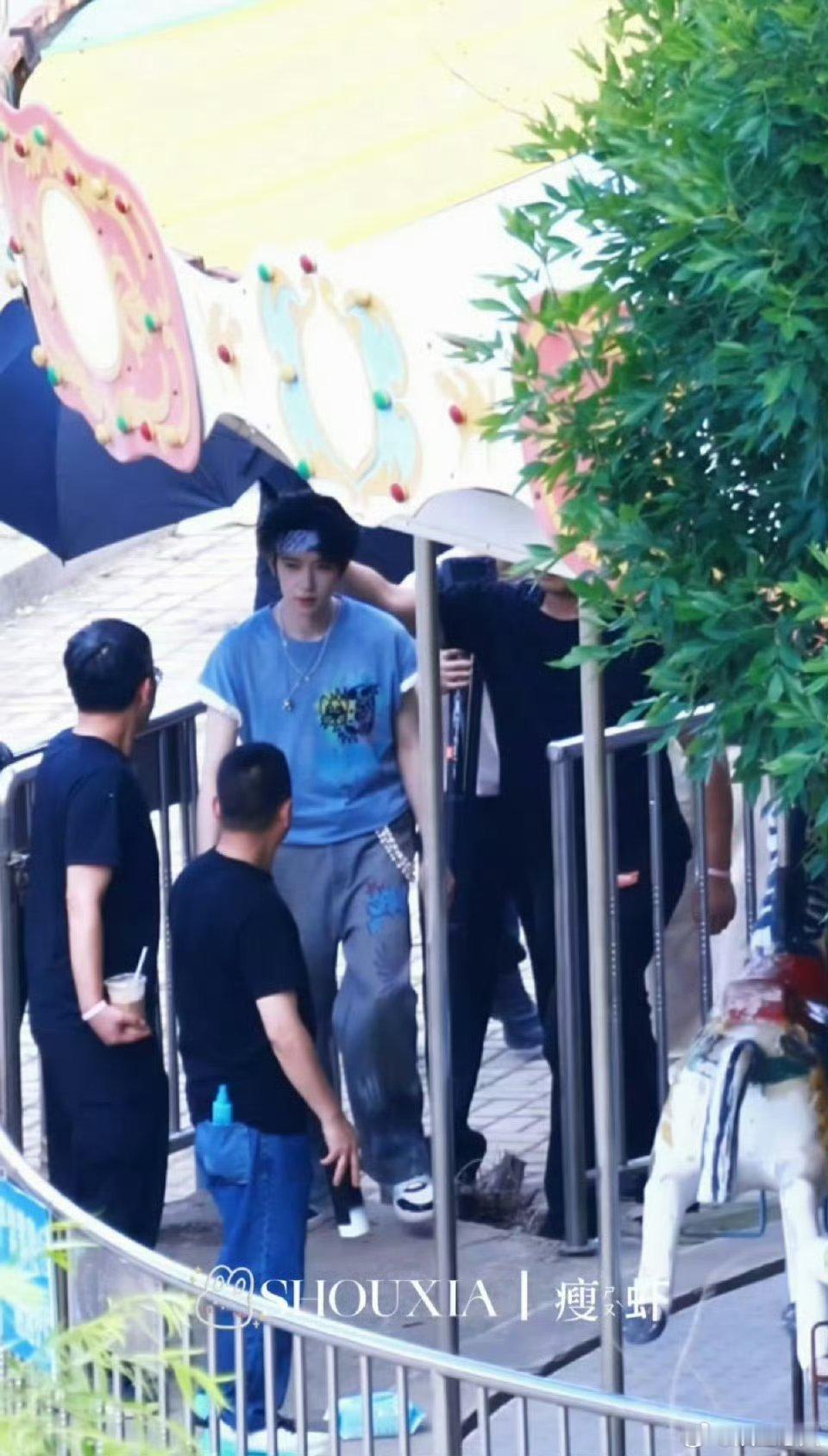 贺峻霖MV拍摄路透 今日团MV拍摄路透来啦发带男神来的！清爽学长既视感拉满啦！夏