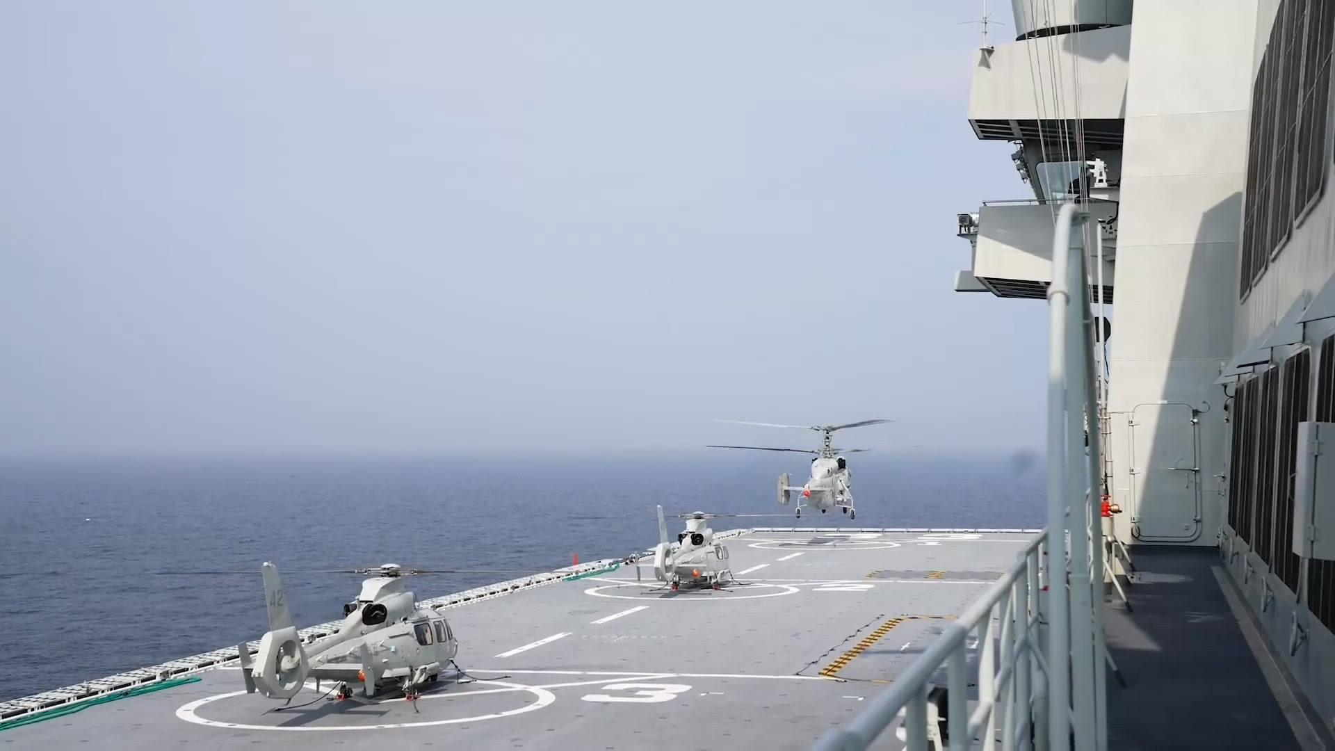 辽宁舰编队完成远海实战化训练 安徽舰与辽宁舰编队在远海合练，安徽舰搭载了多型直升