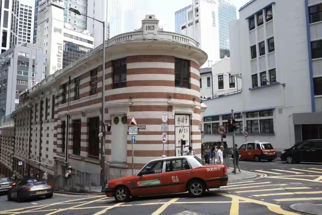 香港比新加坡好在哪里？



香港胜在有大都市的氛围。

在商业环境方面，其成熟