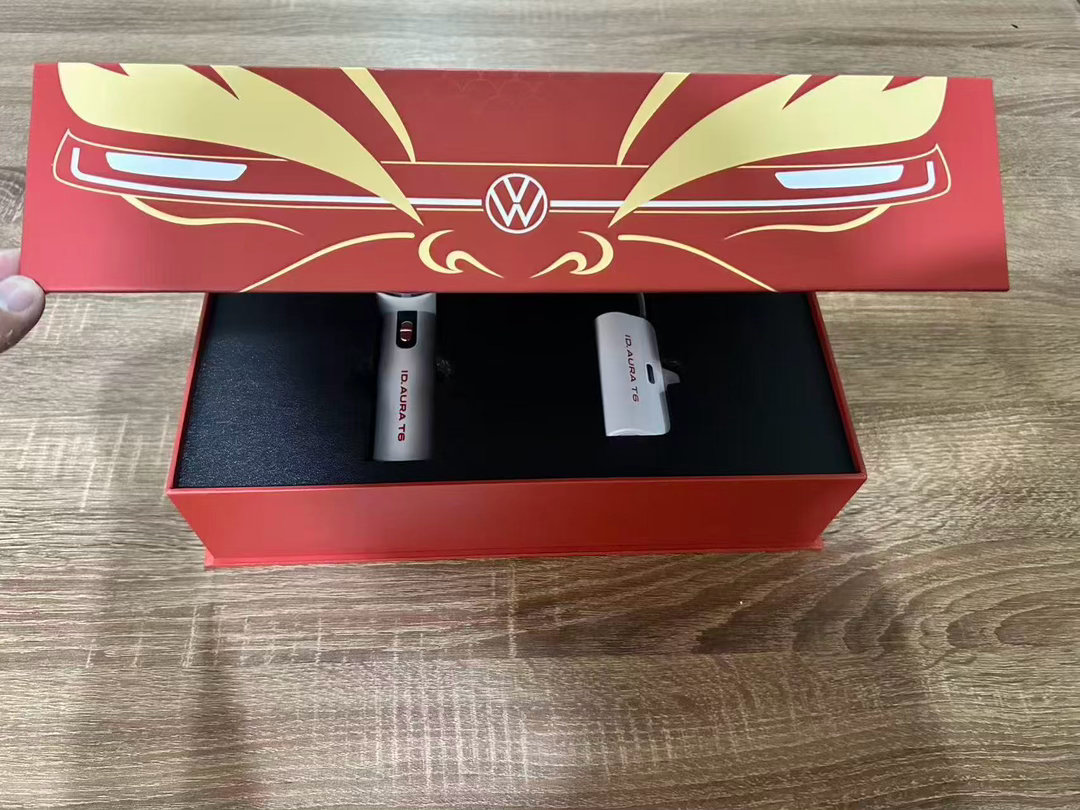 三米宽的河道开出了F1的心跳 端午叠滘，龙船在窄河道里疾驰，水花飞溅，呐喊震天。