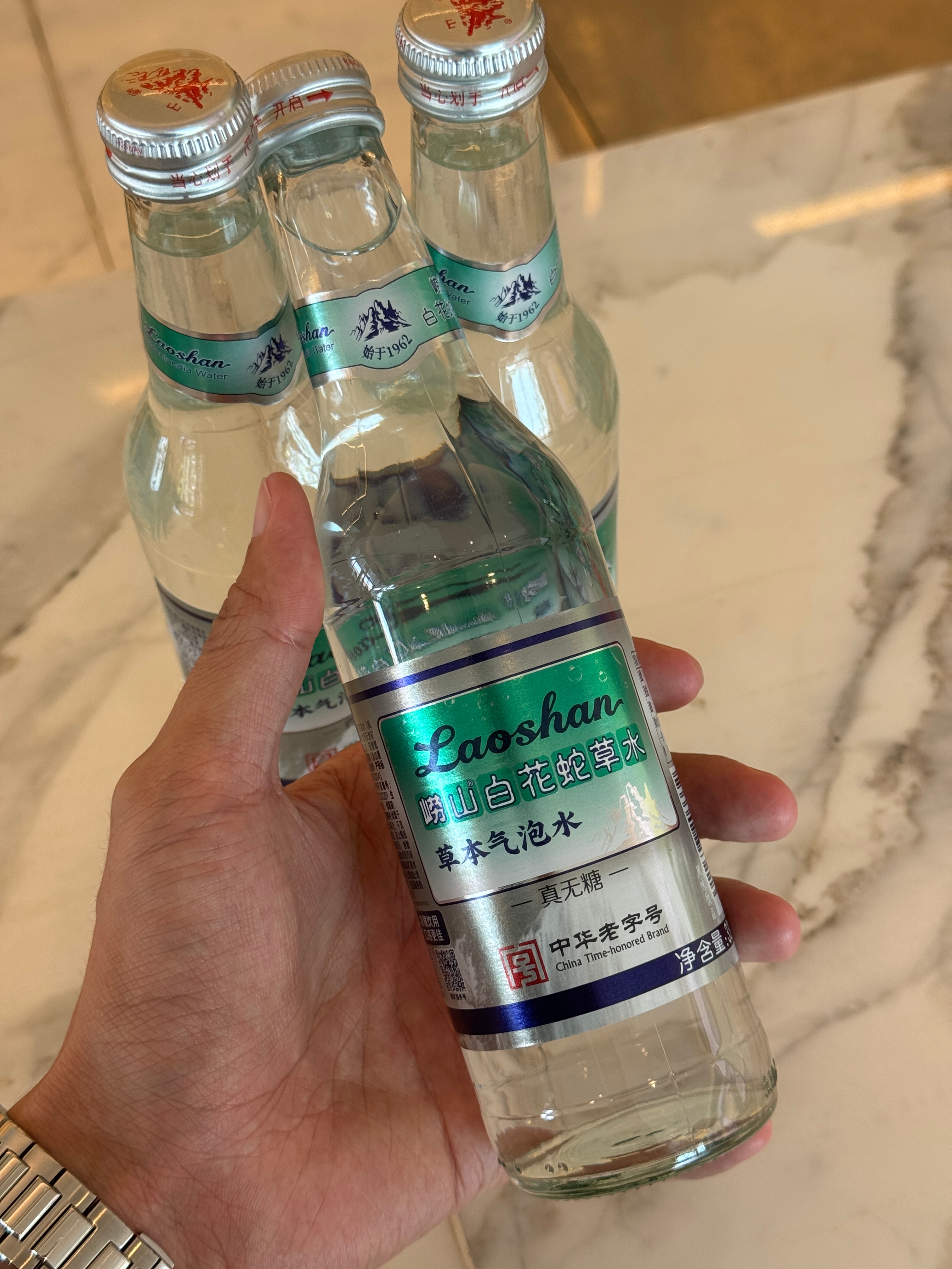 来青岛，白花蛇草水就算了，这个真不行，但是崂山可乐还是可以整一瓶！[666]  