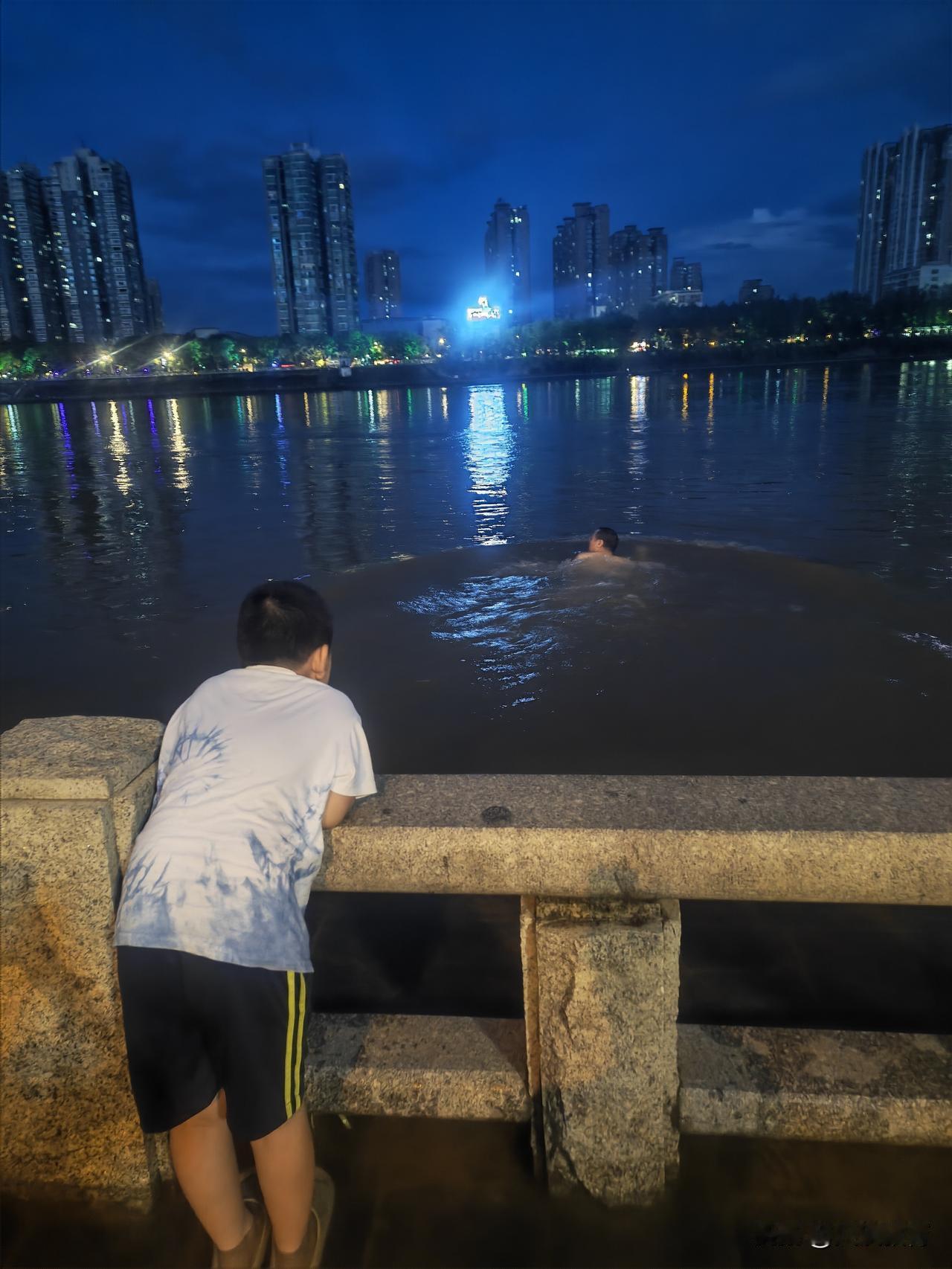 衡阳湘江的夏夜，隐匿着小城独有的松弛与浪漫。

初次夜游湘江，晚风携着江水的丝丝