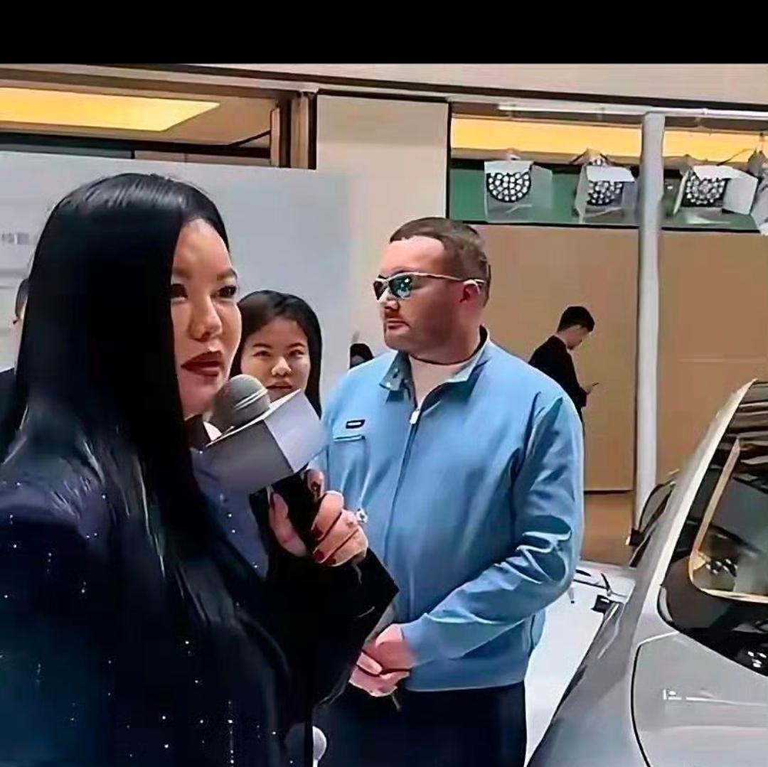 这应该是她没减肥以前的样子，不是最近瘦下来了？
其实不管胖瘦，只要健康就好！
有