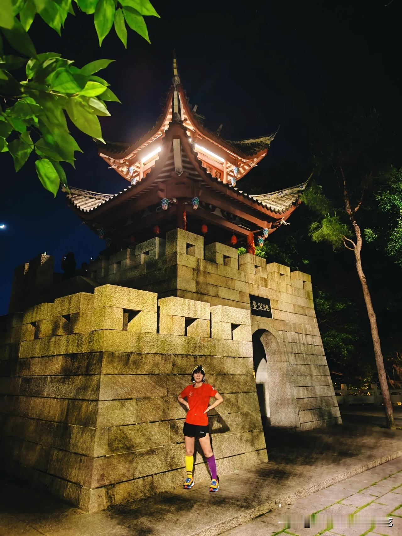 夜登鼓山
下院-瞭望台往返两趟
爬台阶真的累的够呛[泪奔][泪奔][泪奔]

#