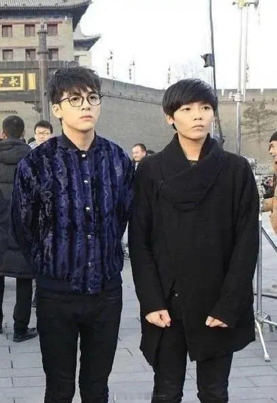 原来曾舜晞和侯明昊是同期出道的队友，这张图里曾舜晞更耐看一点 