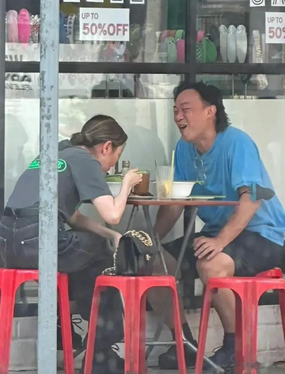 要说接地气、没有明星架子，还得数香港艺人，像陈奕迅这么有钱，这么有名的明星，竟然