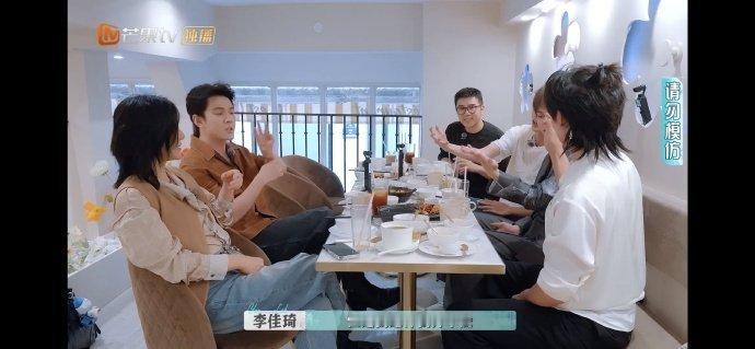 文俊辉关节炫技 毕雯珺颜安文俊辉人均橡皮泥人 救命！李佳琦发现颜安的折手指绝活，