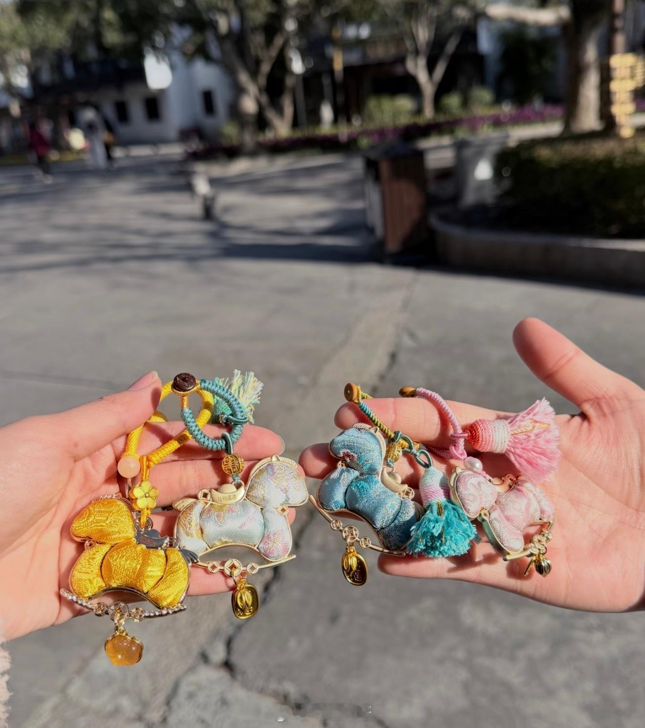 老姊妹们 普陀山给姊妹们求了宋锦小马挂件和普陀山存钱包最喜欢普陀山的语录：来了就