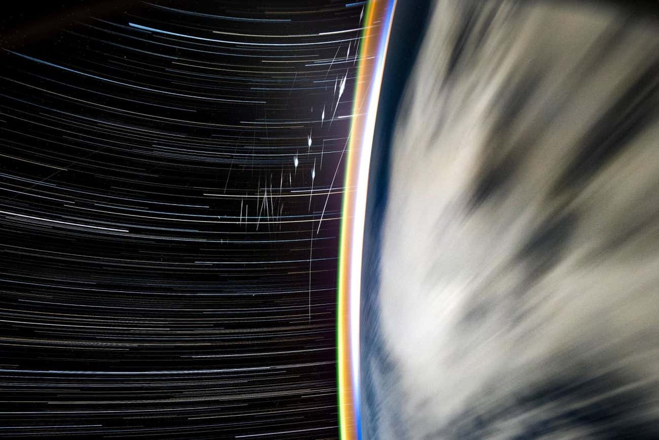 【太阳风暴对星链等大规模星座构成的新威胁】一项基于公开卫星跟踪数据的研究指出，太