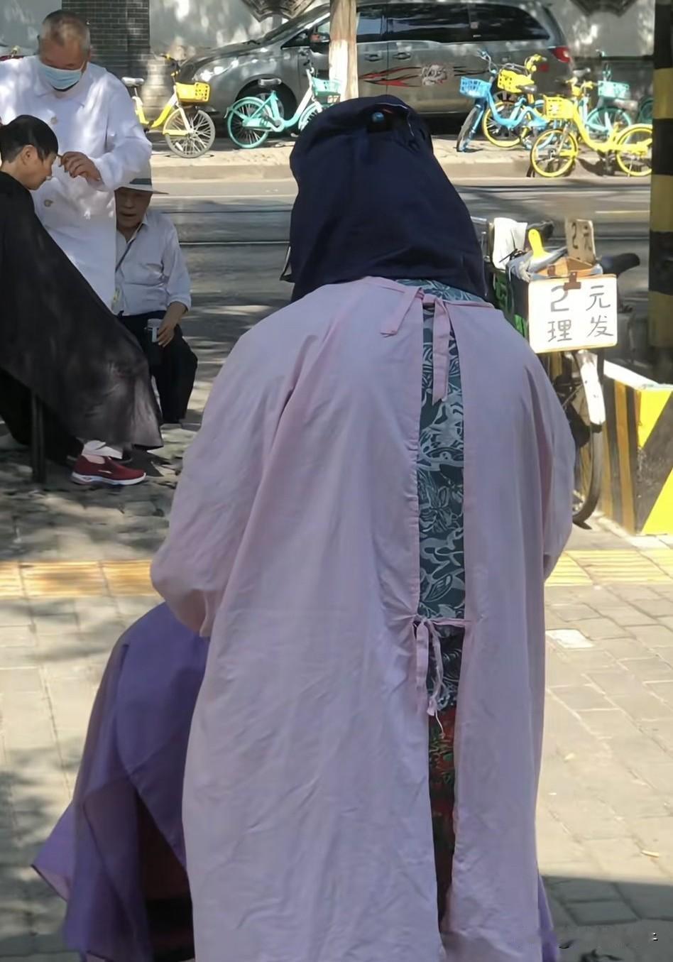 西安继6元油泼面后，
又出现了2元理发💇🏻‍♀️！
对，你们没有看错，
丰庆