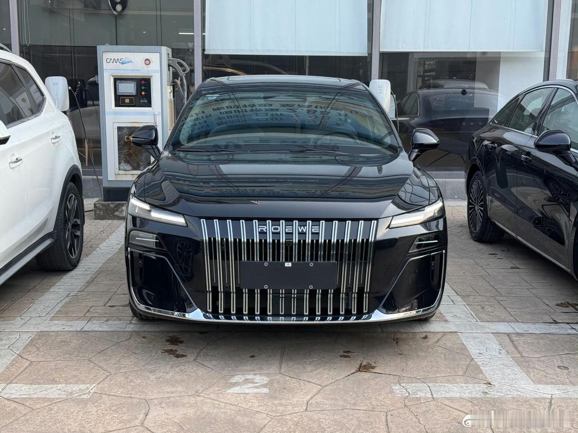 看王晓鹏带他表弟买了荣威M7 DMH，真是谁开谁明白有多好，该价位很全面的作品，