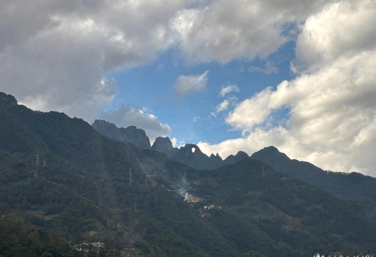 一个晚上都在看别人开车行走国道。第一视角感受怒江最美公路。想要出门的心又蠢蠢欲动