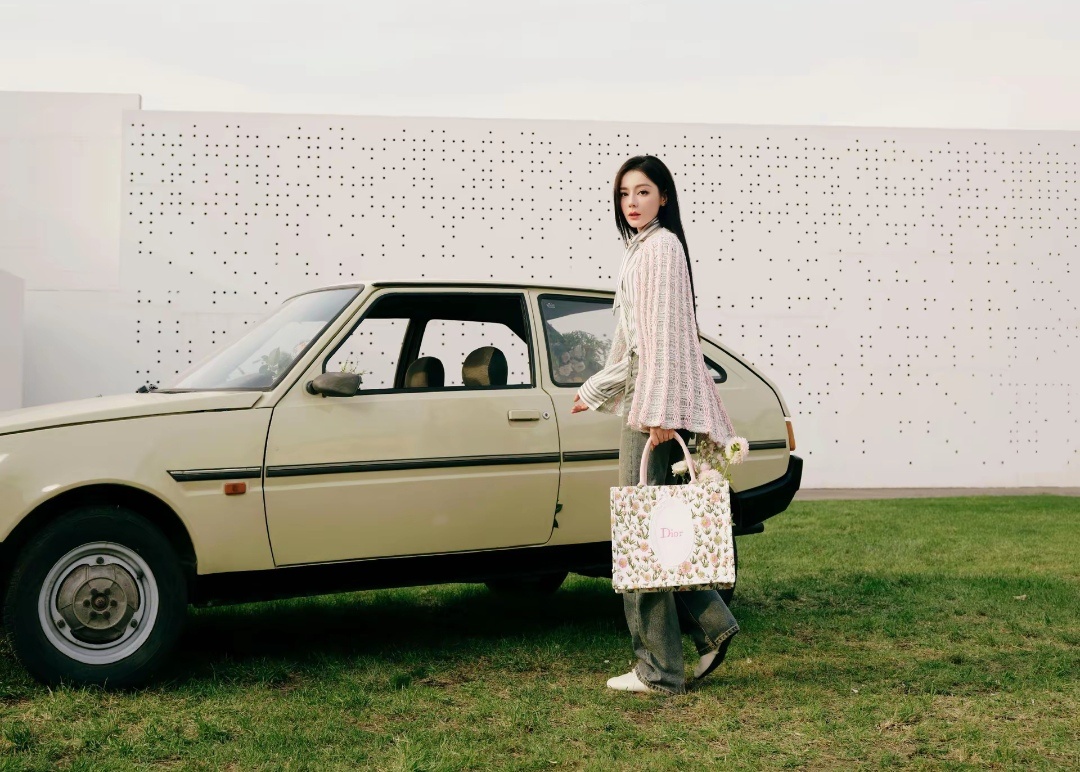 巴黎是迪丽热巴最正确的打开方式绿色的草坪，绚烂的鲜花，迪丽热巴只是站在那里，就是