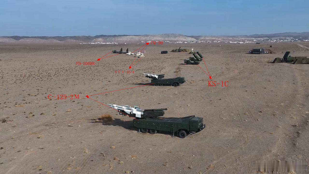 乌兹别克斯坦防空部队主要装备聚齐了，除了近处的"伯朝拉"-2M防空导弹外 ，与邻