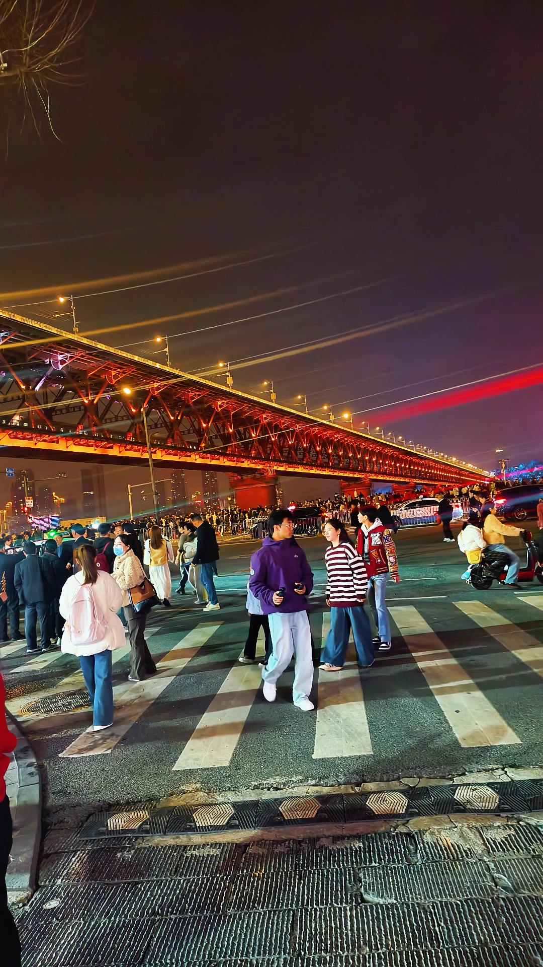 直到有一天，我到了武汉， 江风一吹，才发现赶路的终点， 是人间烟火。