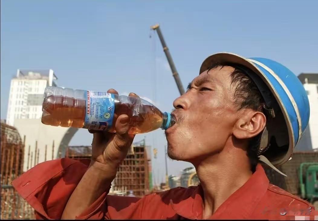 我很好奇，为什么干体力活的男人都喜欢喝饮料啤酒？而那些坐办公室的男人，却喜欢喝矿