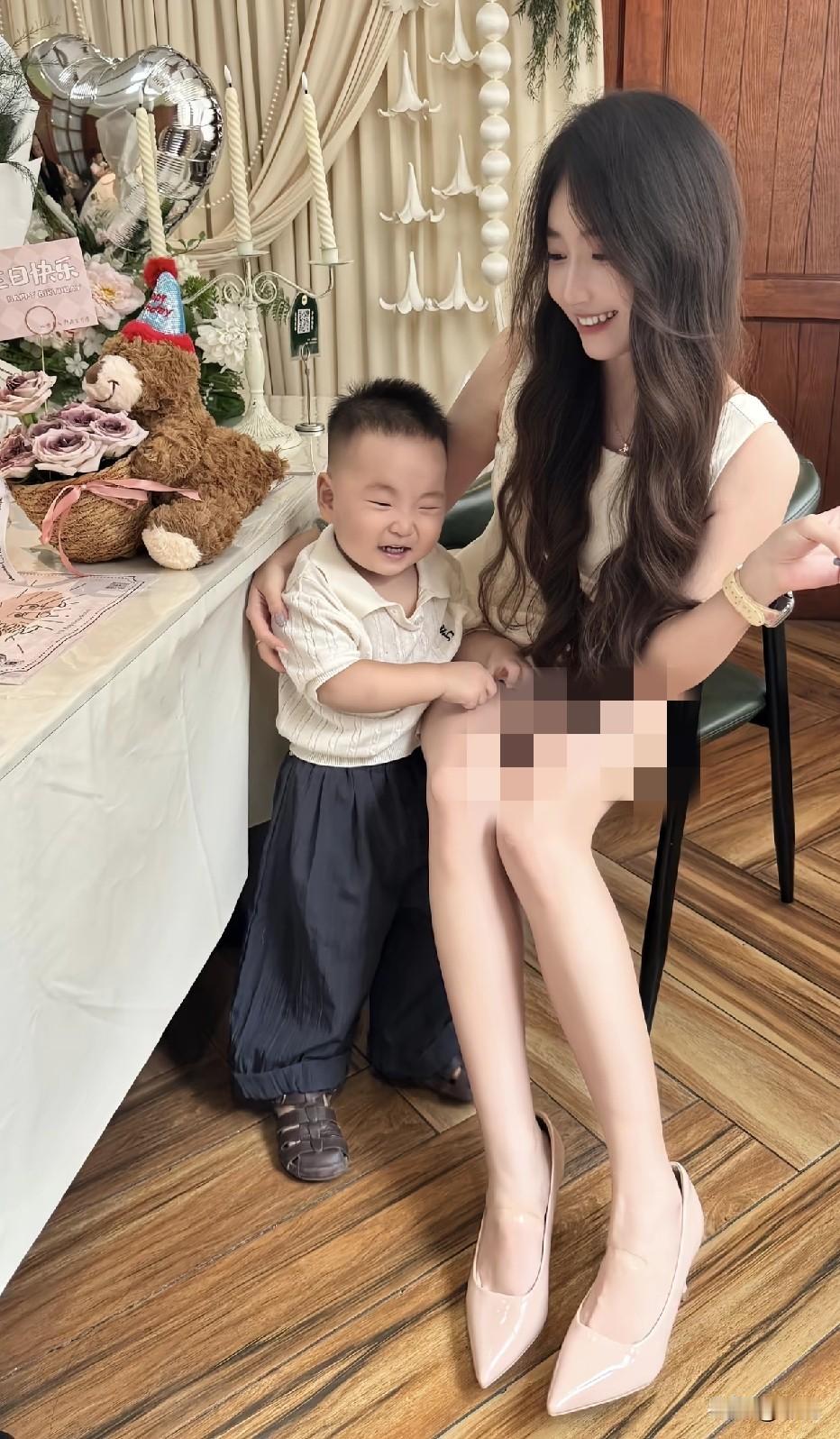 这小孩没有继承到他妈妈的美貌
