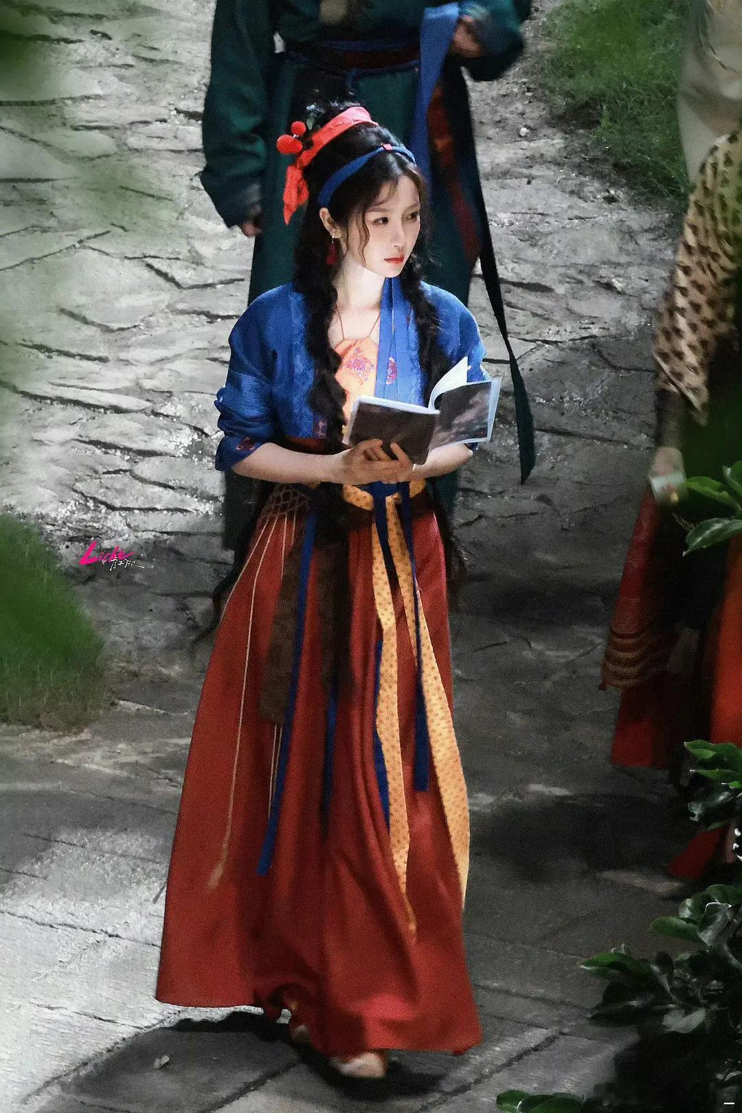 虞书欣这个妆造被指像田曦薇杀🐷女了 