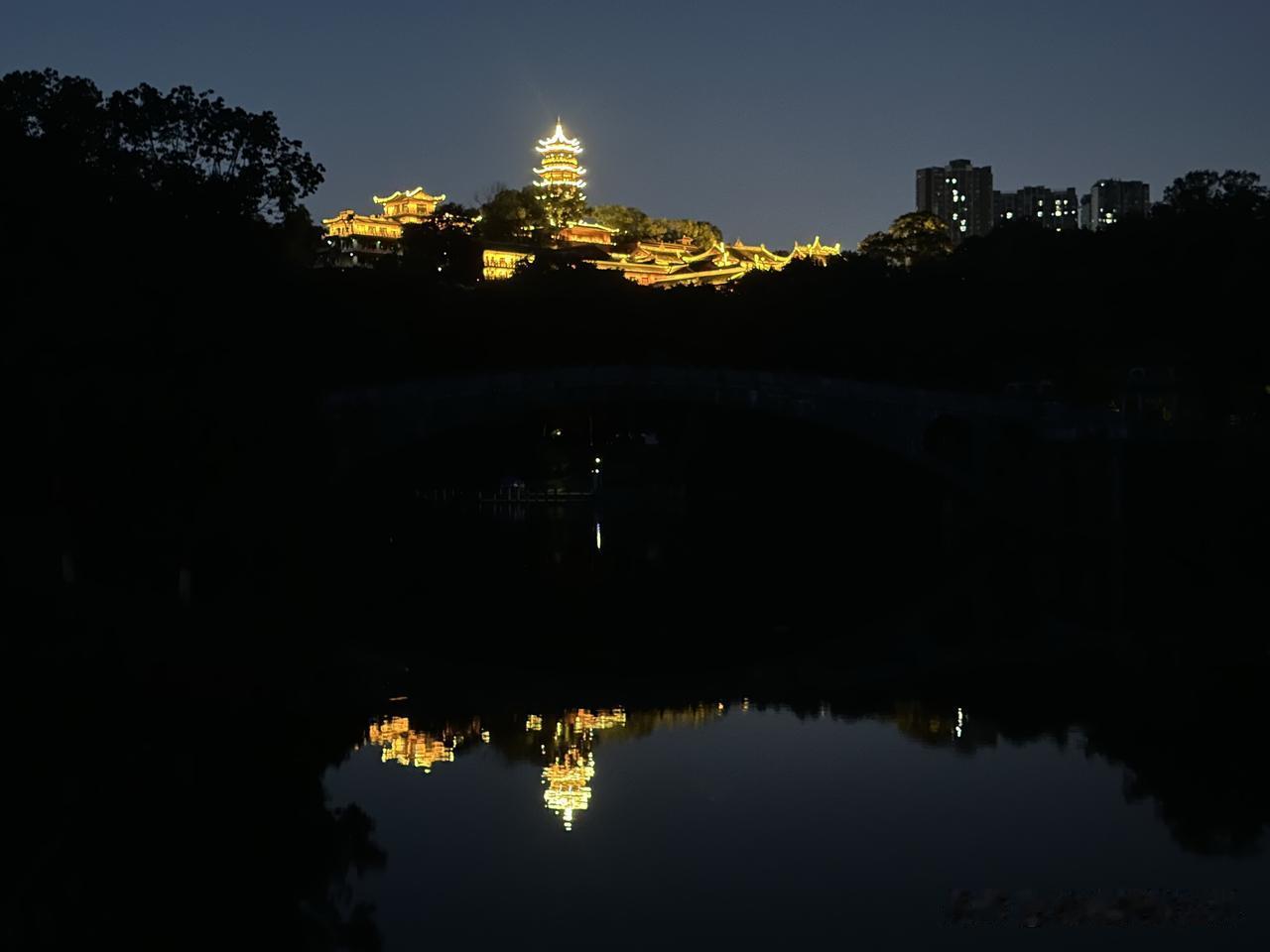 避雷重庆华岩寺夜景，白喂了很多蚊子啊！7月8日晚上8点30分，步云桥还没亮灯，可