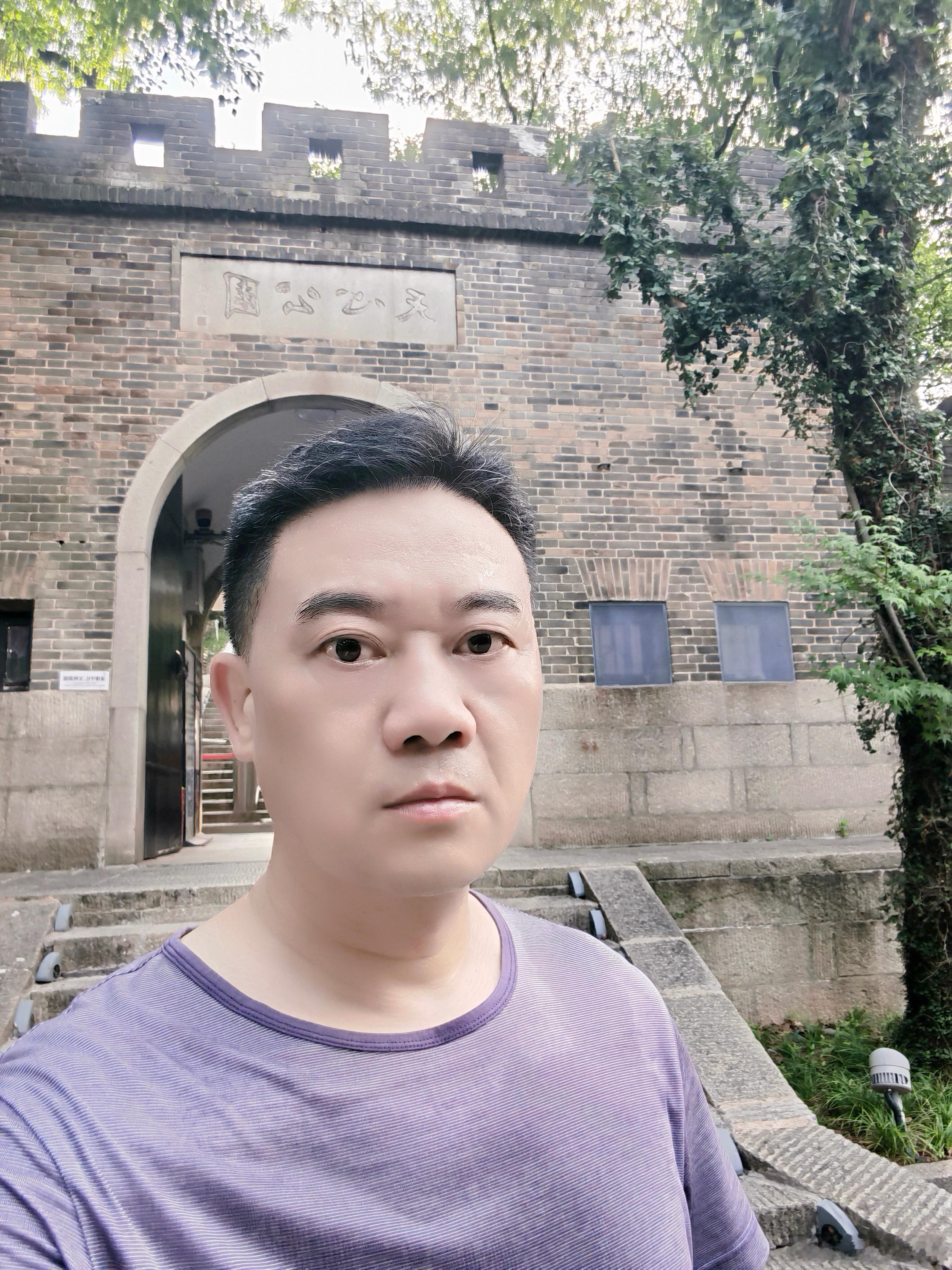 今日中伏。起床即赴天心公园晨跑，爱惜身体必须摆在优先位置。中午在食堂二楼与来访旧