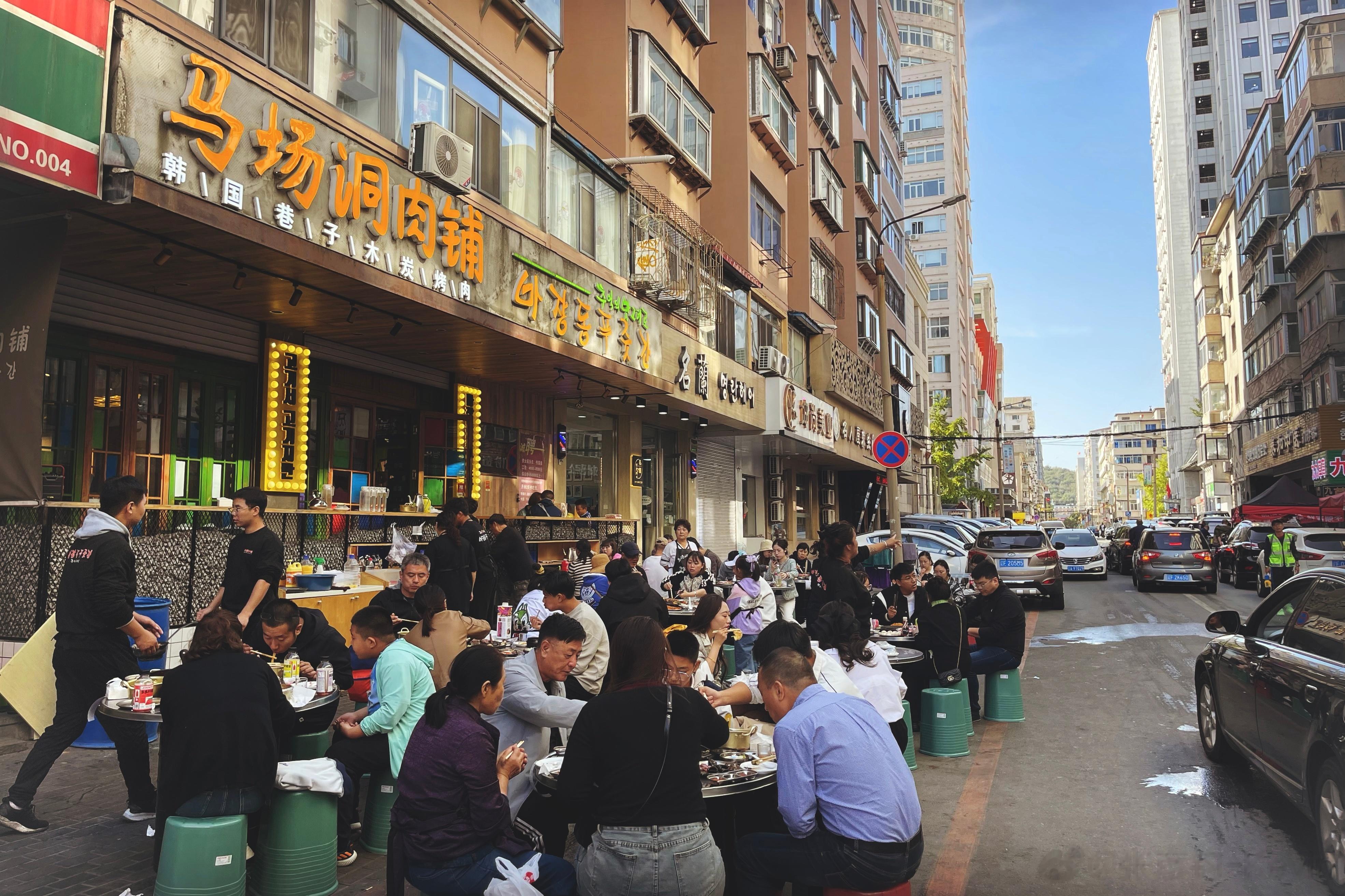 总是在去目标饭馆的路上，被这种路边飘香的摊位吸引，他家是真香，黄蚬子刚开口就扔嘴