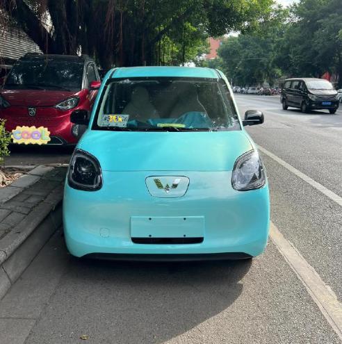 宏光MINI EV其实挺适合打工人代步的，这款汽车看起来小，但是起步加速还是挺快