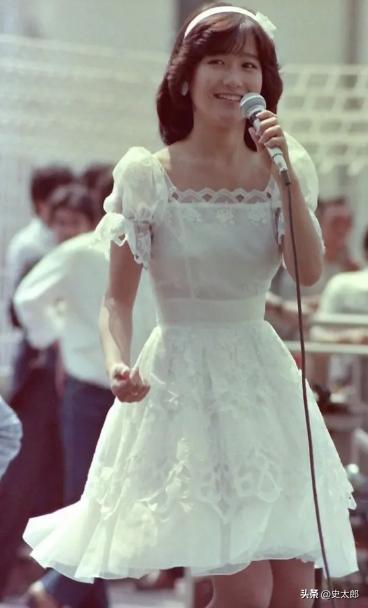 1986 年 4 月 8 日，18 岁日本偶像冈田有希子从 7 楼跳楼身亡，随后