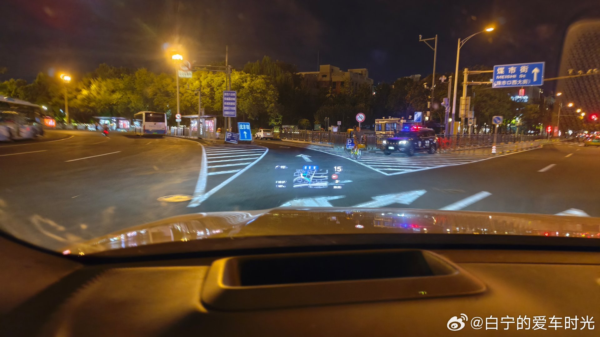 北京坊这地库入口太刁钻了，左边是公交道，右边是社会车辆的路，它在左边单独的一个匝