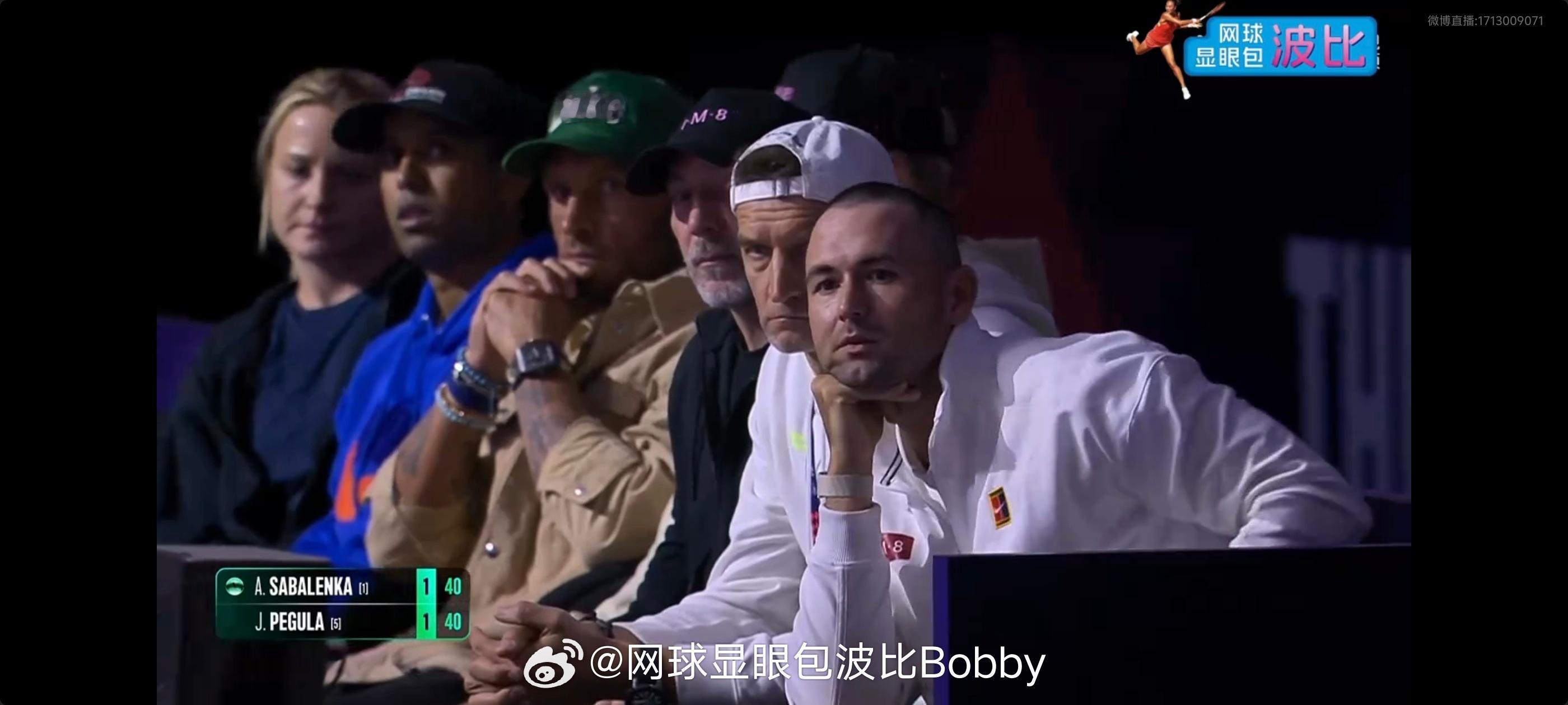 今天萨巴伦卡的男朋友带了一个绿色🟩的帽子[doge]萨巴伦卡vs佩古拉利雅得w