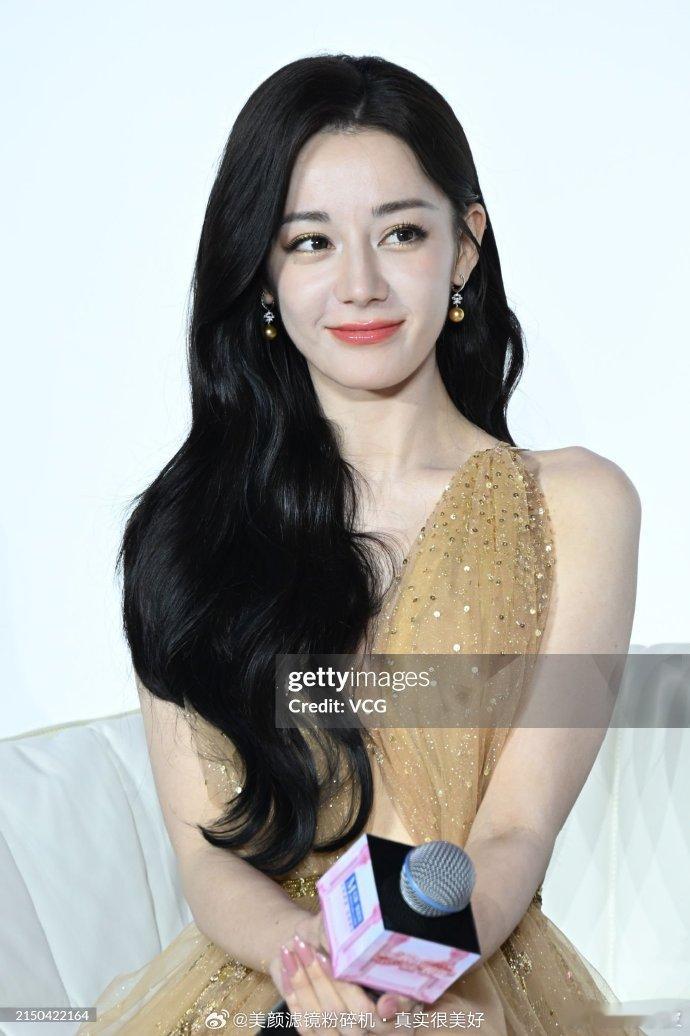 迪丽热巴G社新闻图巴巴美得很轻松[努力]不愧是古希腊掌管美貌的神[送花花] ​​