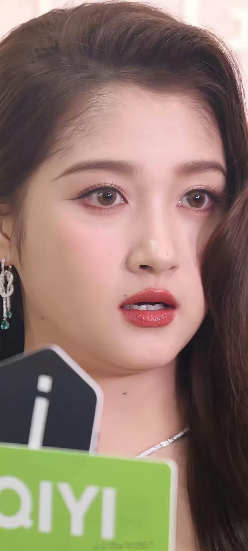 仔细看看关晓彤，才发现…她的脸上是有很多痣的 