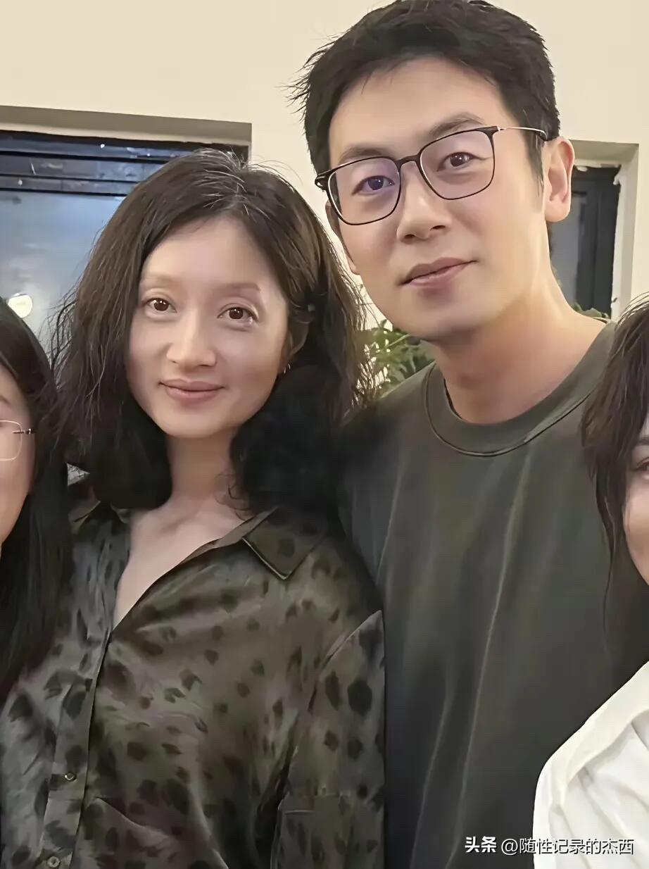 朱亚文的老婆沈佳妮素面朝天更美、纯净，虽然有点显老，但这是最真实的状态，让人看着