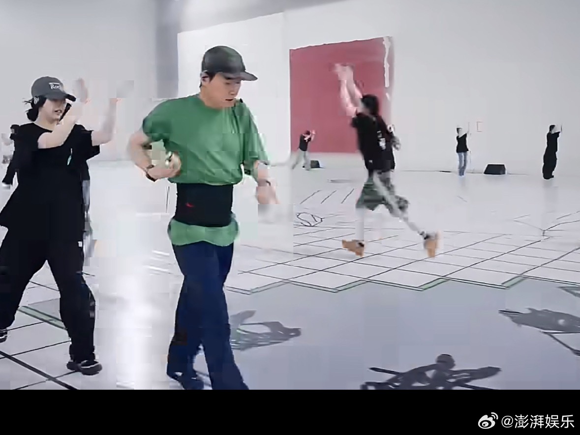 陈小春人老了干什么也不心酸说实话挺佩服陈小春这种状态的。年轻时候为了养家拼命拍戏