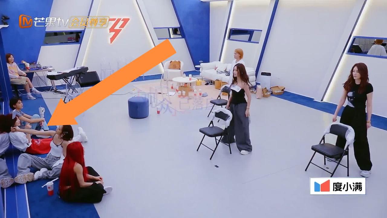 李小冉这下出息了，
在姐姐们面前“显摆”
惊得唐艺昕，曾沛慈一愣一愣的。

李小