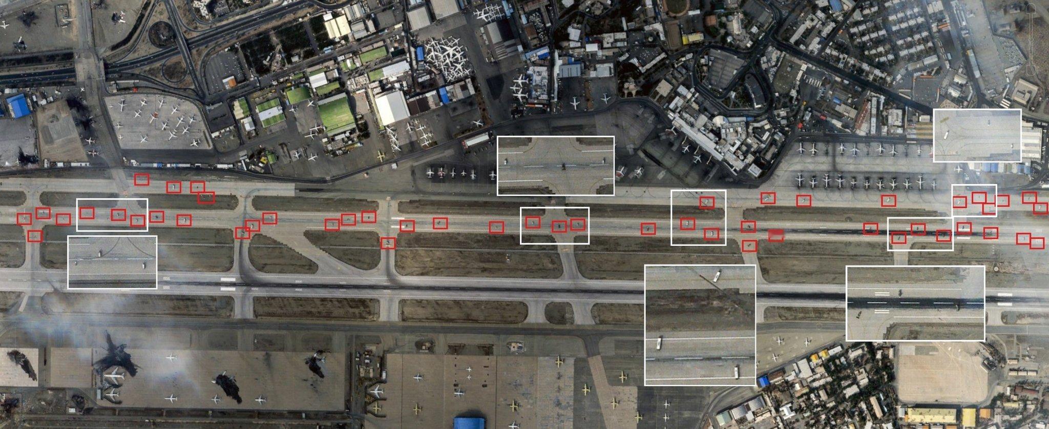 伊朗首都德黑兰的梅哈拉巴德机场，伊朗人用多达数十辆机场摆渡车和勤务车辆阻断了一条