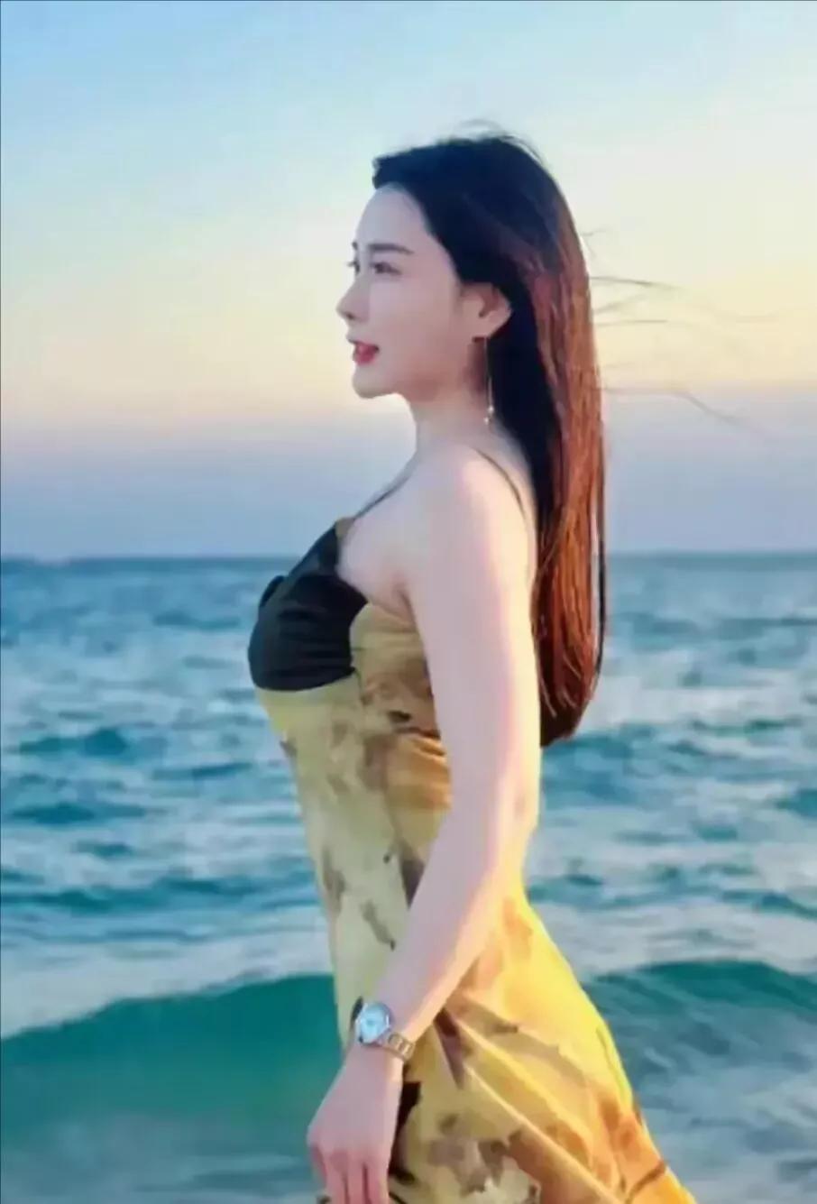 海风轻拂，裙摆飞扬，我在海边等你。🌊👗🌞