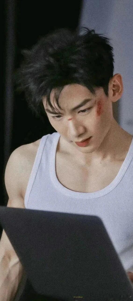 【白敬亭】 白敬亭 他拍的 明明咱是走颜值和演技派的最近看节目一看到小白就想笑哈