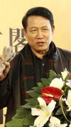 王育成，籍贯山东淄博，生于北京，毕业于北京大学，中国社会科学院历史所研究员、博士