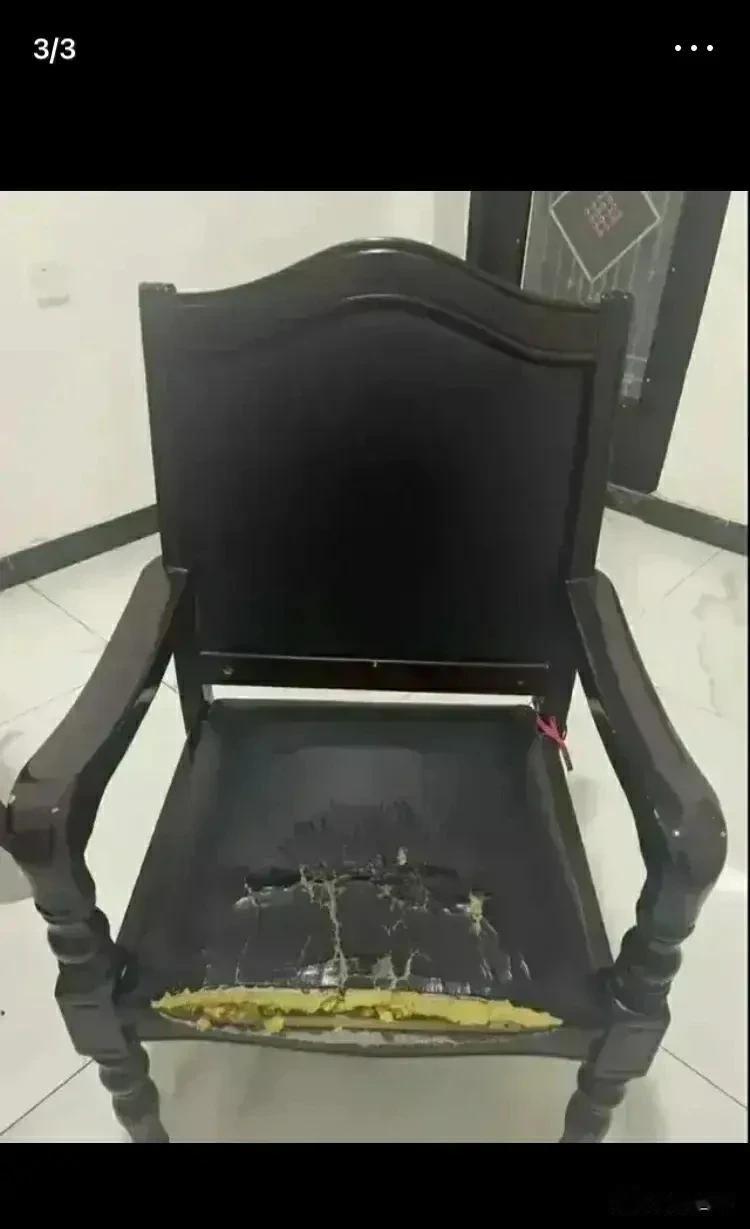 这是1把“久经考验”的椅子，都已经破烂不堪了还舍不得去换把新的。还有，村会议室的